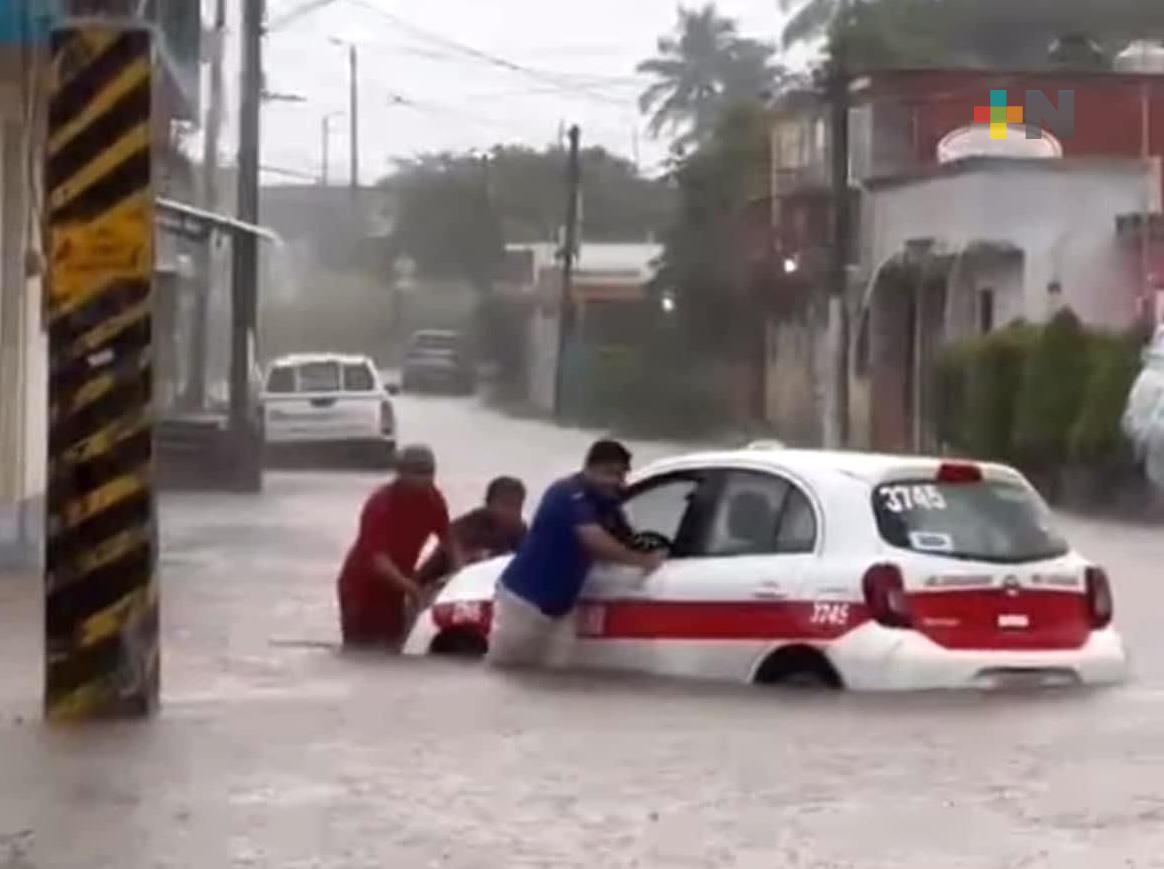 Intensa lluvia deja severas afectaciones y bajo el agua a Coatzacoalcos