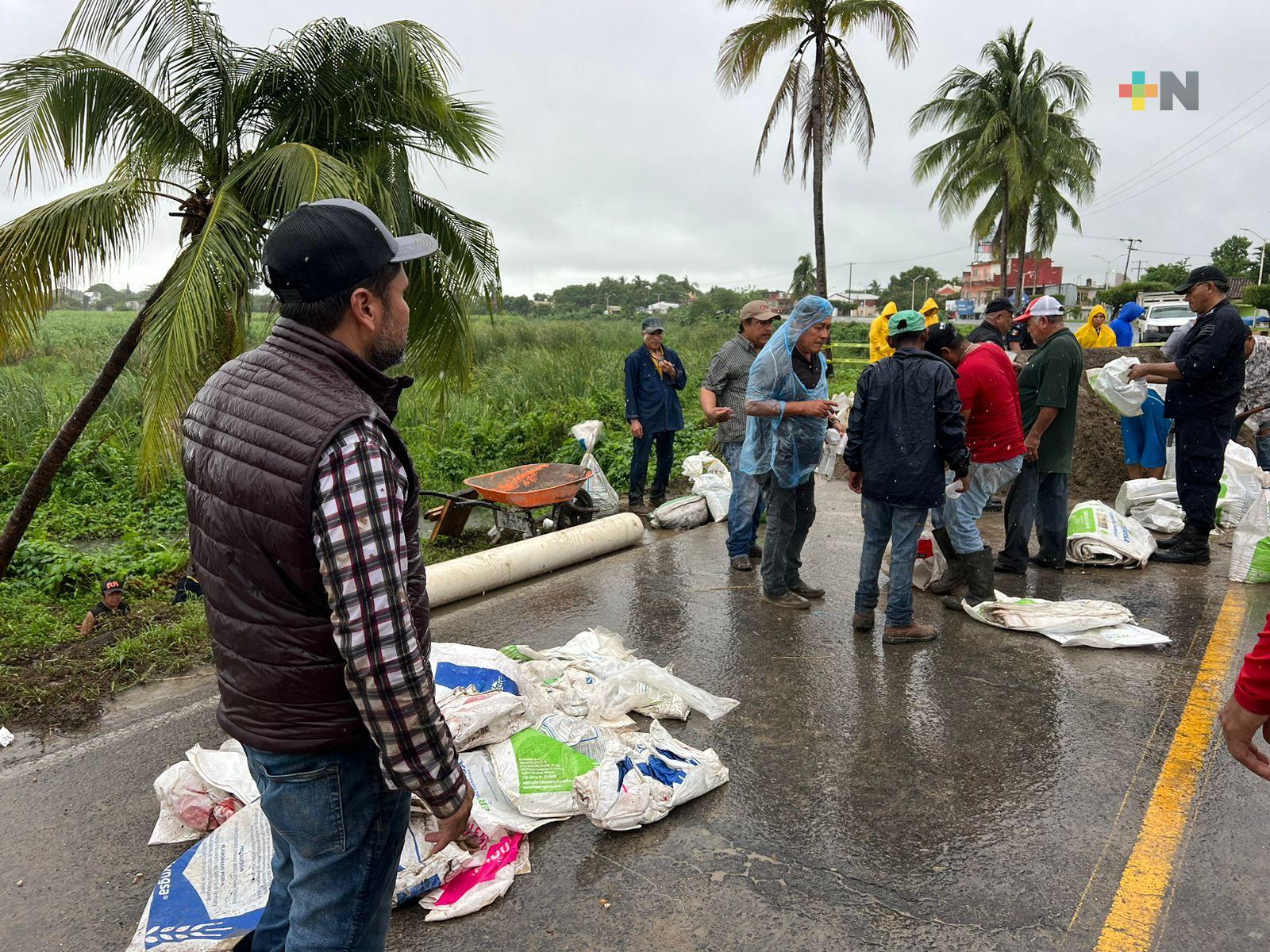Ayuntamiento de Cosamaloapan atiende deslave en bordo carretero