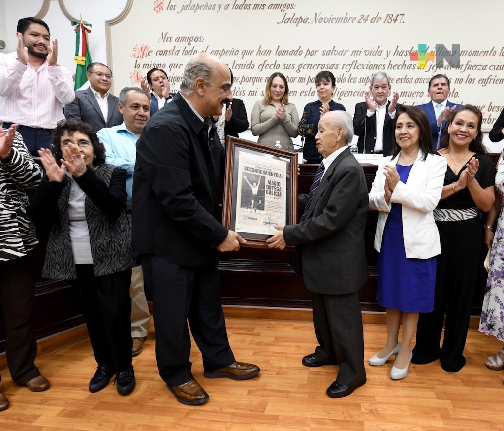 En Xalapa reconocen trayectoria en el boxeo de Mario «El Papelero» Ortega