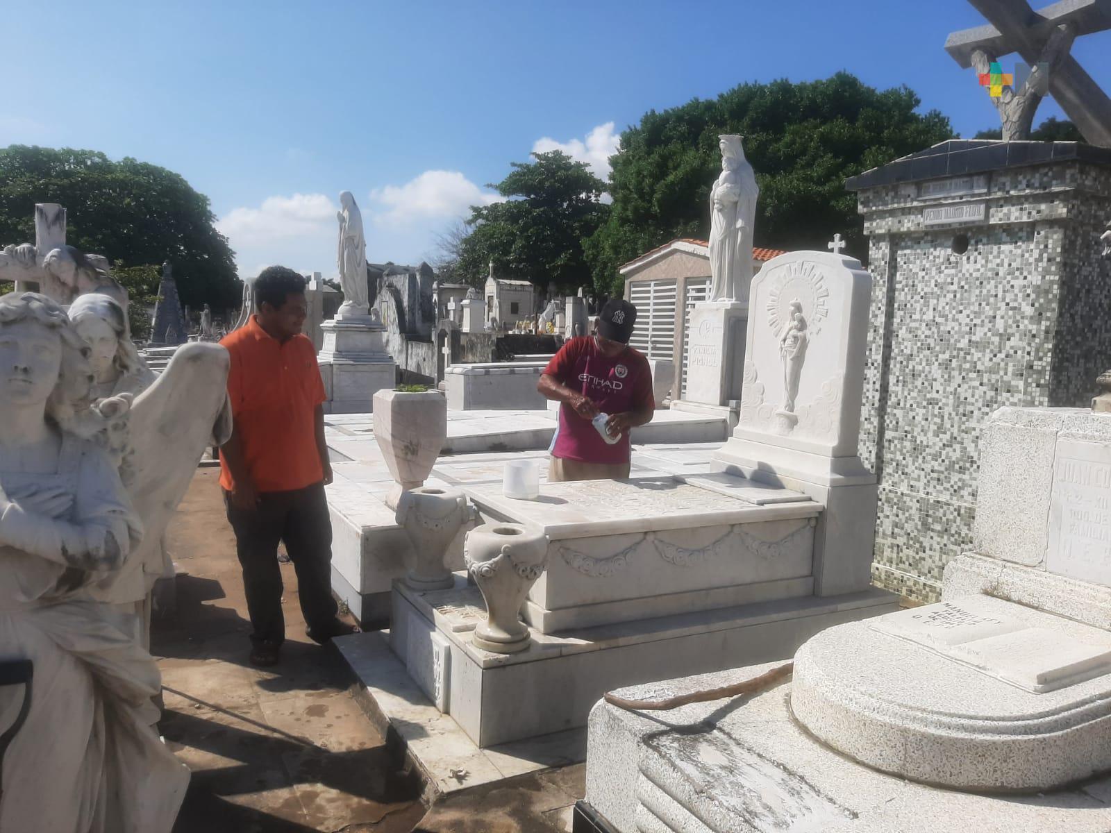 Familias acuden a panteones a visitar a sus fieles difuntos tempranamente para evitar aglomeraciones