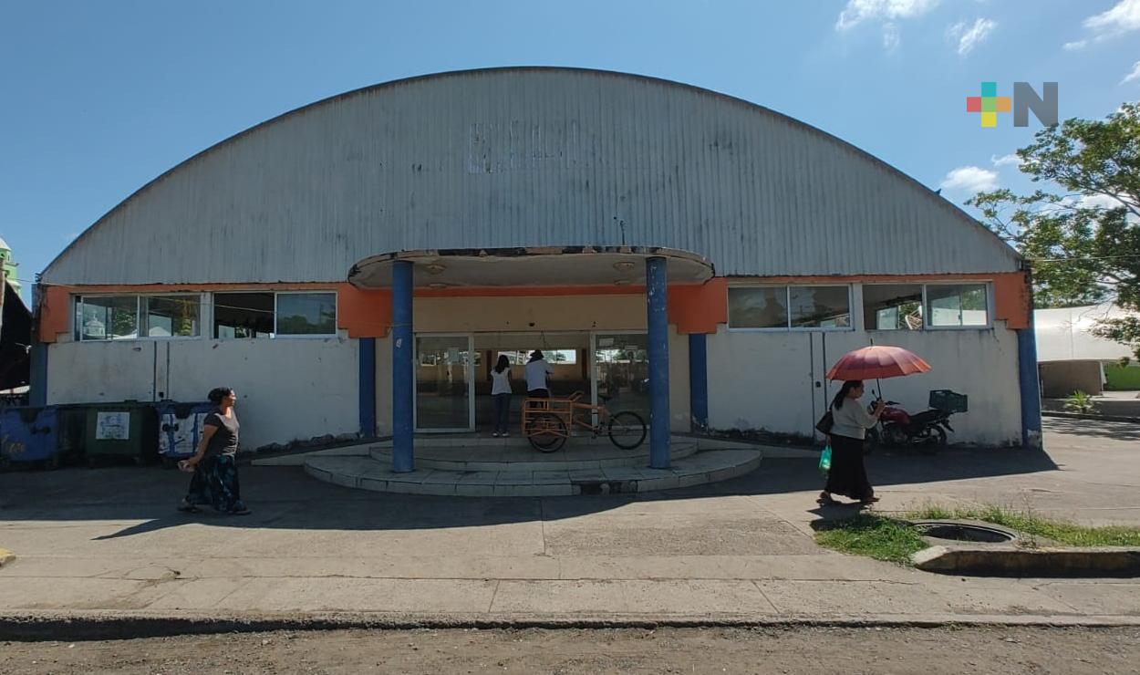 Vecinos piden apoyo a las autoridades para rehabilitar salón social en Medellín de Bravo