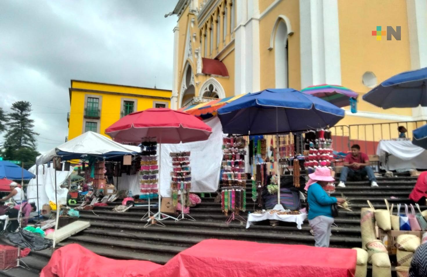 Vendedores ofrecen artículos religiosos en escalinatas de catedral de Xalapa