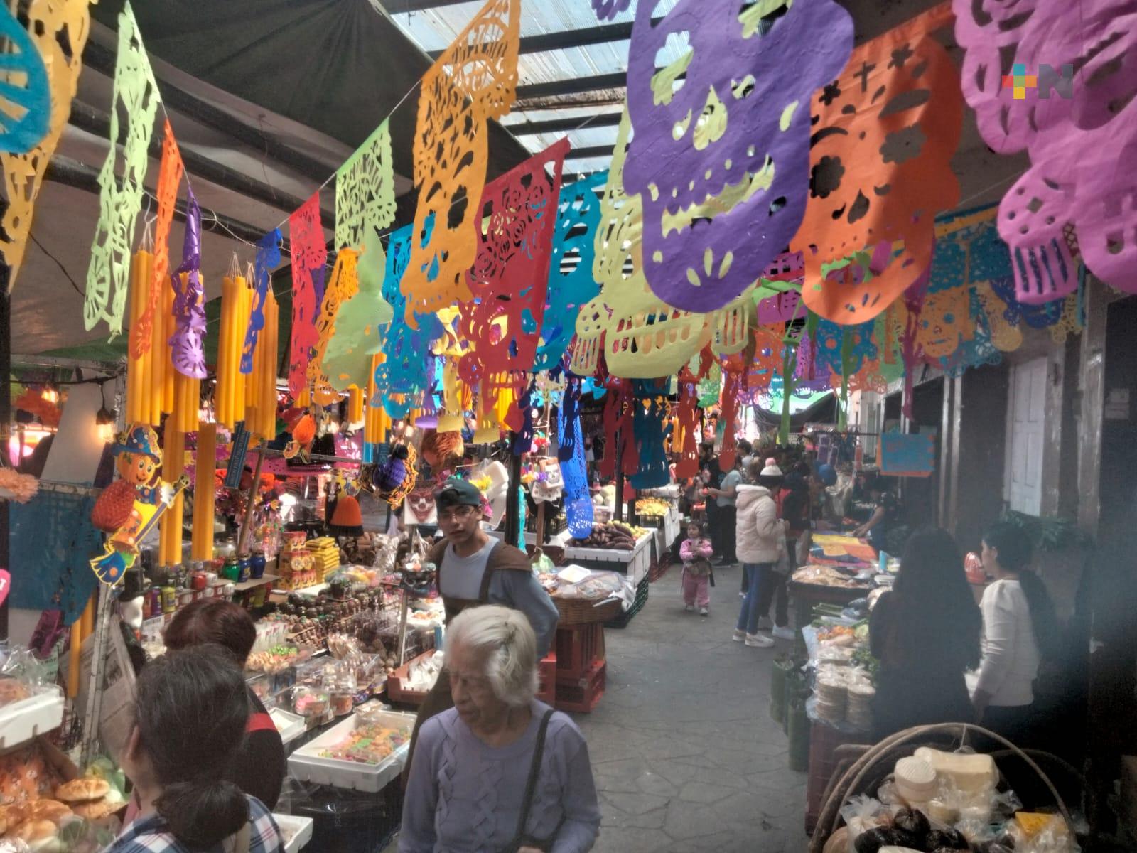 Xalapeños realizan compras para poner su altar de muertos