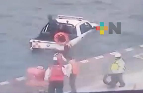 Grúas retiran del mar la camioneta accidentada del SAT en recinto portuario