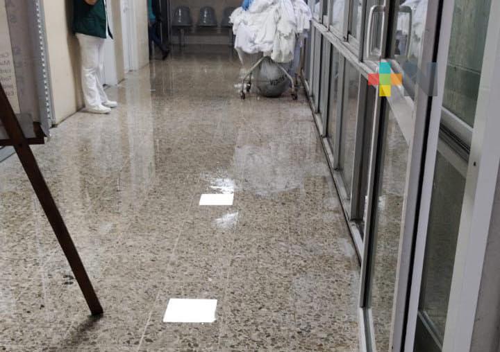 Acumulación de agua y daño en plafones en hospital general de Coatza