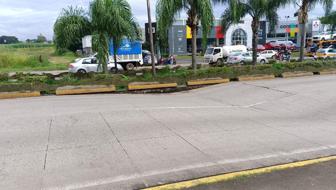 Hundimiento en bulevar Tratados de Córdoba provoca caos vial