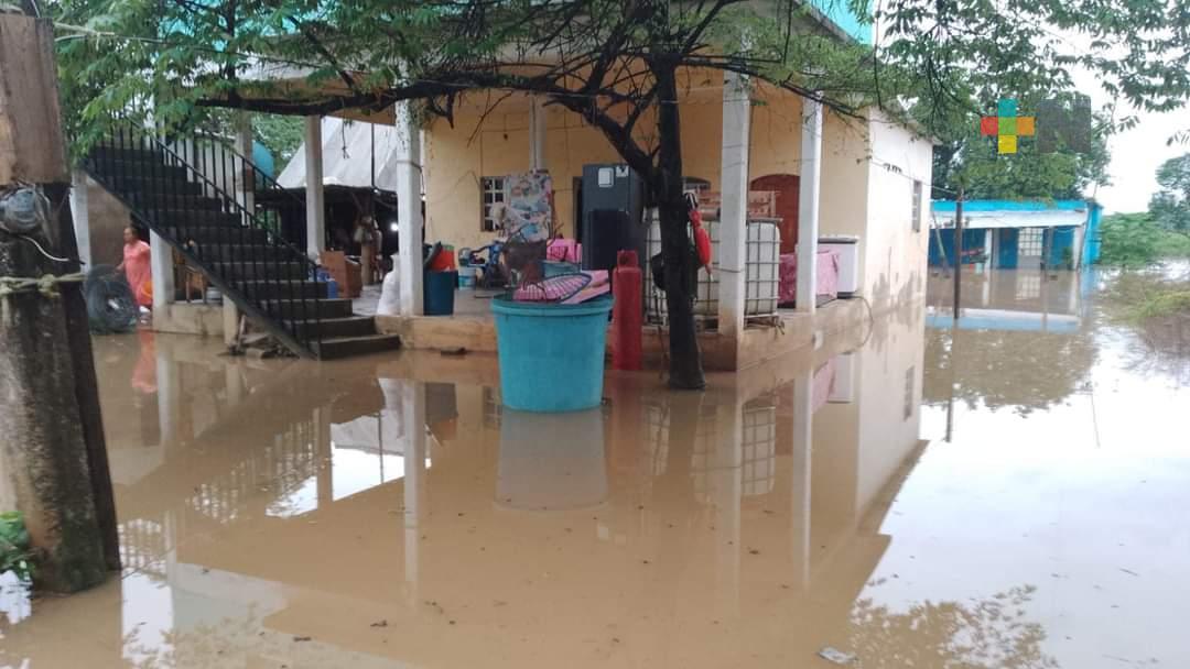 Hidalgotitlán con 15 localidades incomunicadas, daños en viviendas y caminos