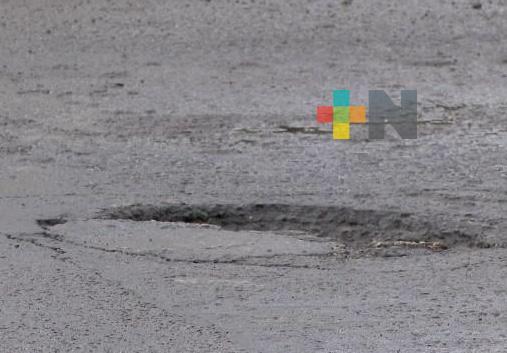 Pendiente bacheo y rehabilitación de la avenida Universidad, en Coatzacoalcos
