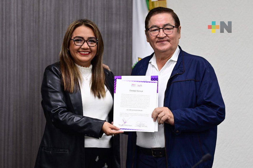 OPLE Veracruz acata sentencia del TEV y entrega constancia a Vicente Aguilar