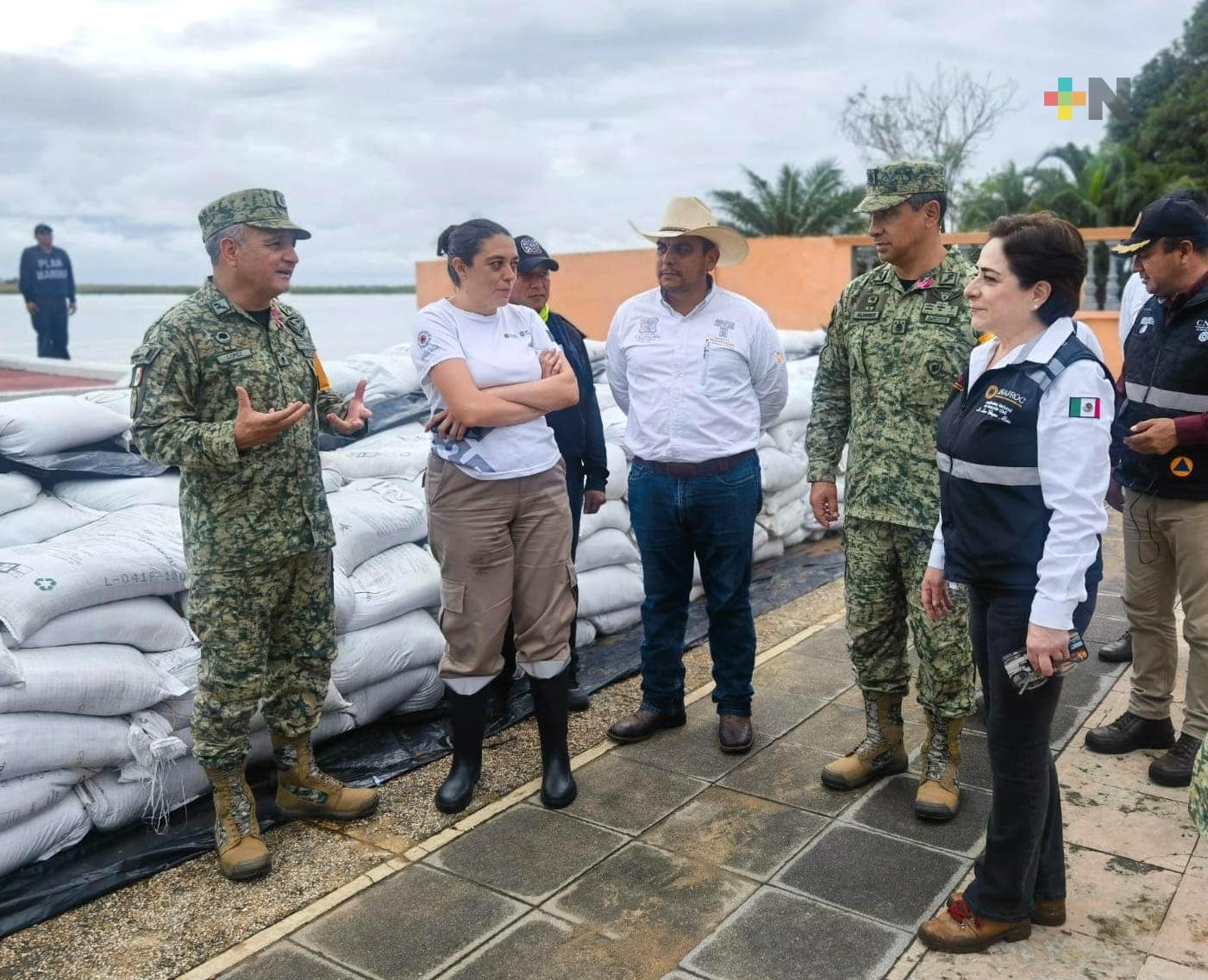Recorren y supervisan la emergencia hidrológica en Tlacotalpan, PC Estatal y la CNPC