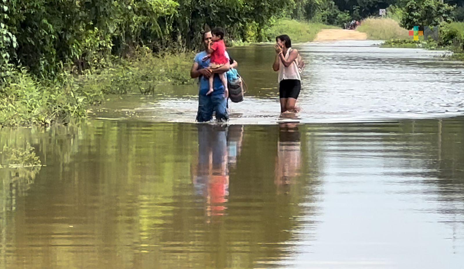 Decenas de comunidades de Coatza continúan incomunicadas por inundaciones