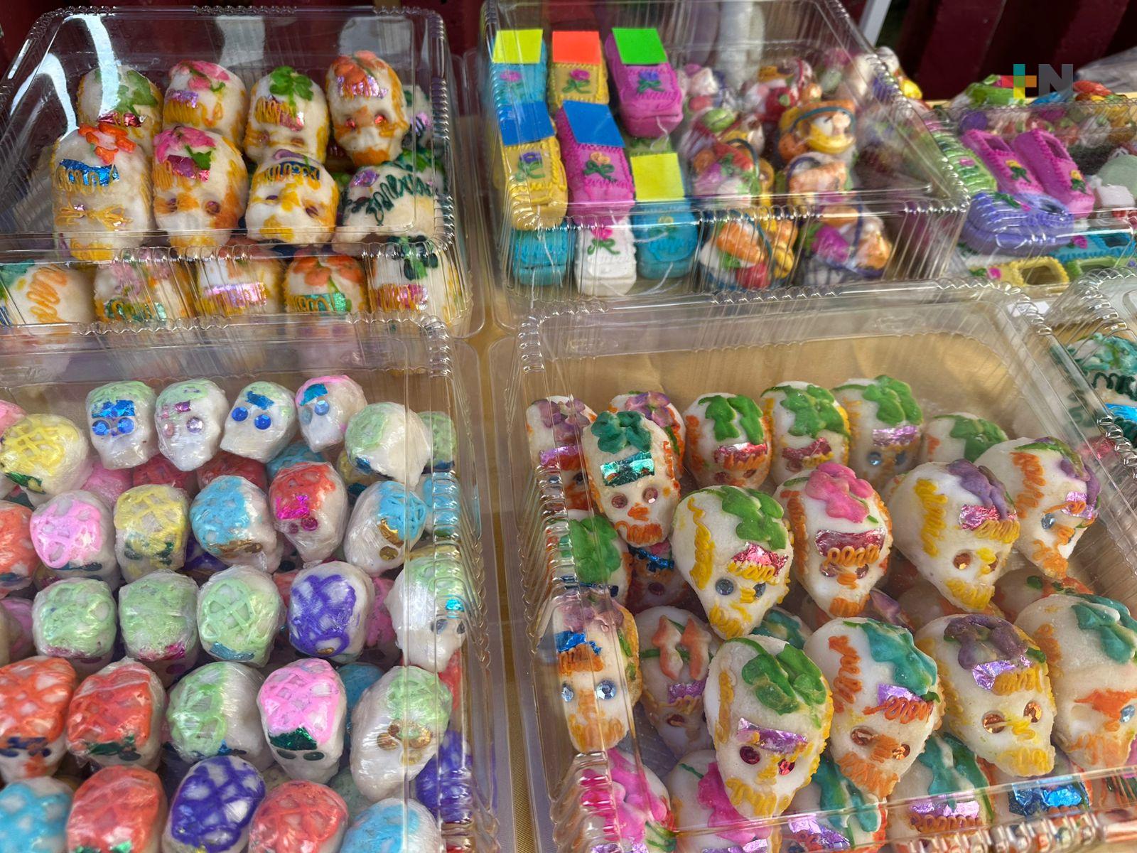 Alrededor del mercado Coatzacoalcos venden productos para celebrar el Día de Muertos