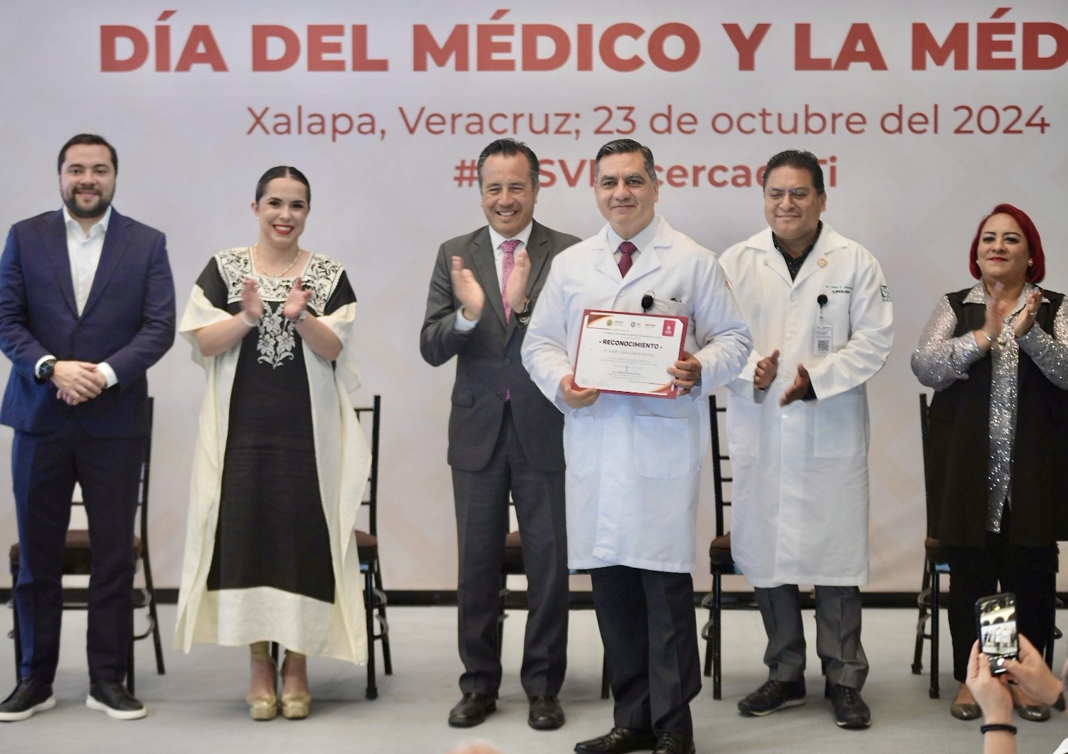 Gobernador Cuitláhuac García reconoce a profesionales de la salud en su día