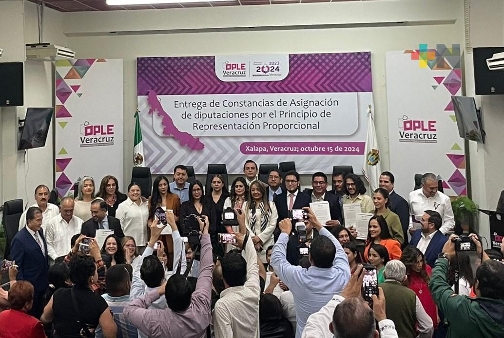 OPLE Veracruz entrega constancia a diputaciones locales plurinominales
