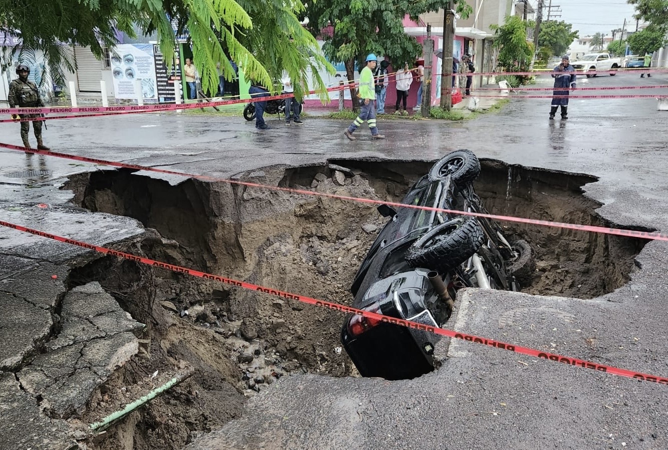 Camioneta cae en gran socavón en colonia Pinos del puerto de Veracruz