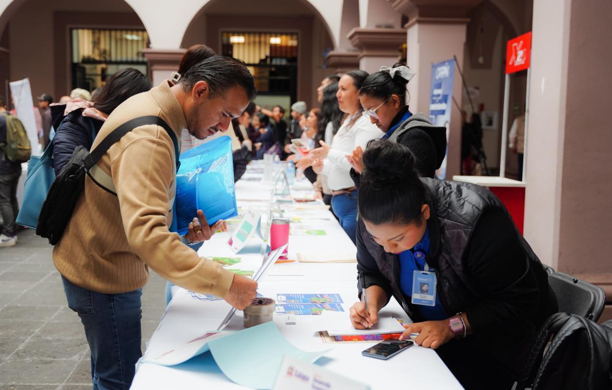 Más 440 vacantes laborales ofrecieron durante feria de empleo en Xalapa