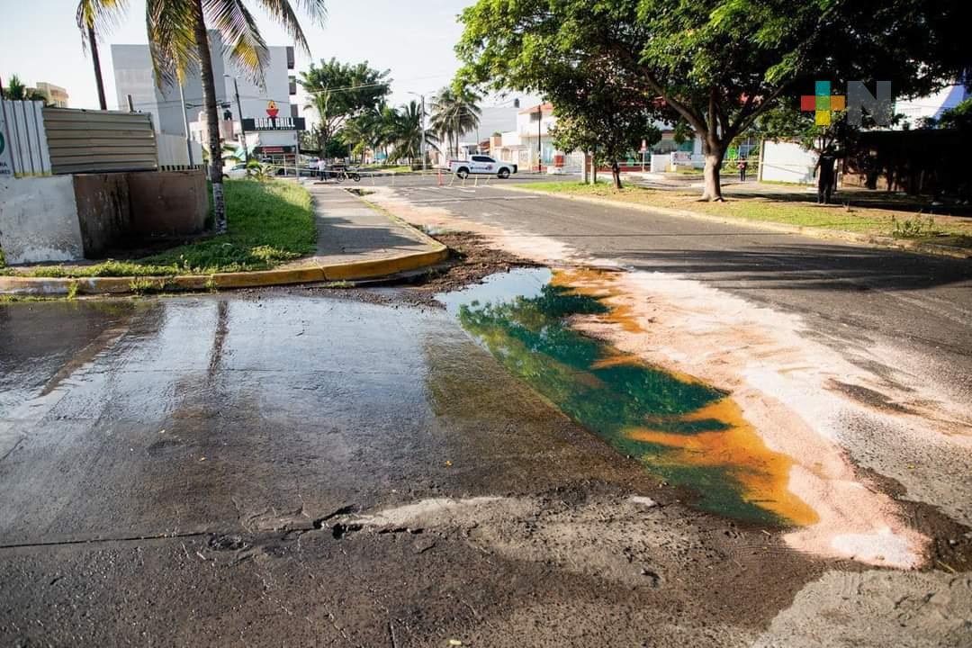 Autoridades atienden fuga de combustible en tienda de autoservicio de Boca del Río