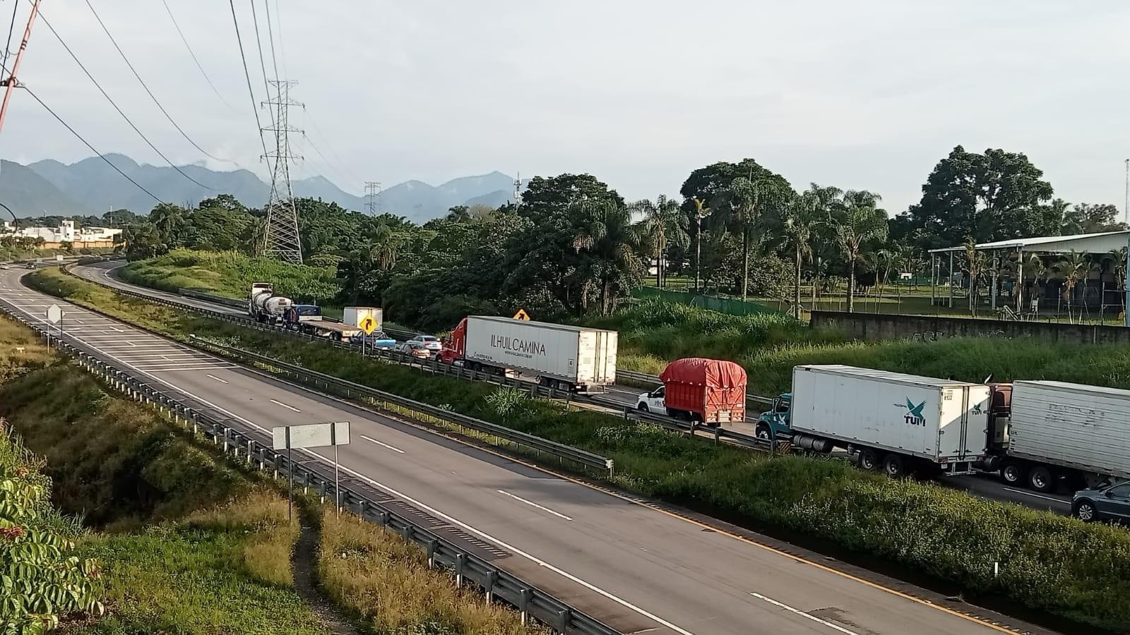 Por deslave reportan caos vehicular en autopista Ciudad Mendoza-Acatzingo