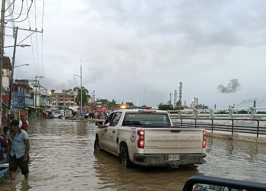 Semar, Sedena y fuerzas de tarea atienden el golpe de agua registrado en Minatitlán