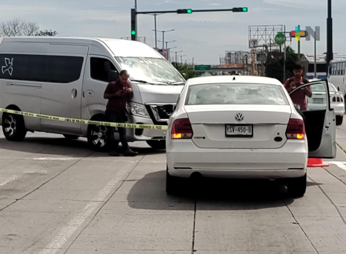 Muere una joven en su auto mientras circulaba en Veracruz puerto