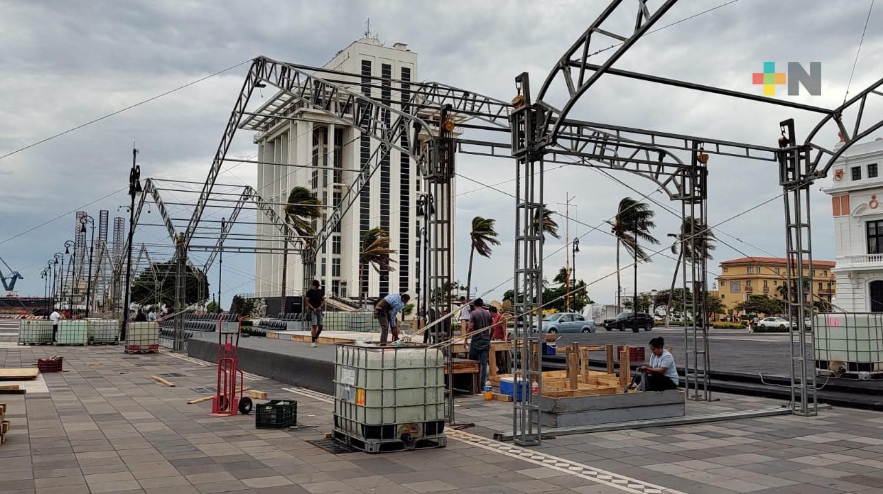 En malecón de Veracruz inicia instalación de escenario por Bicentenario de Promulgación de la Constitución de 1824