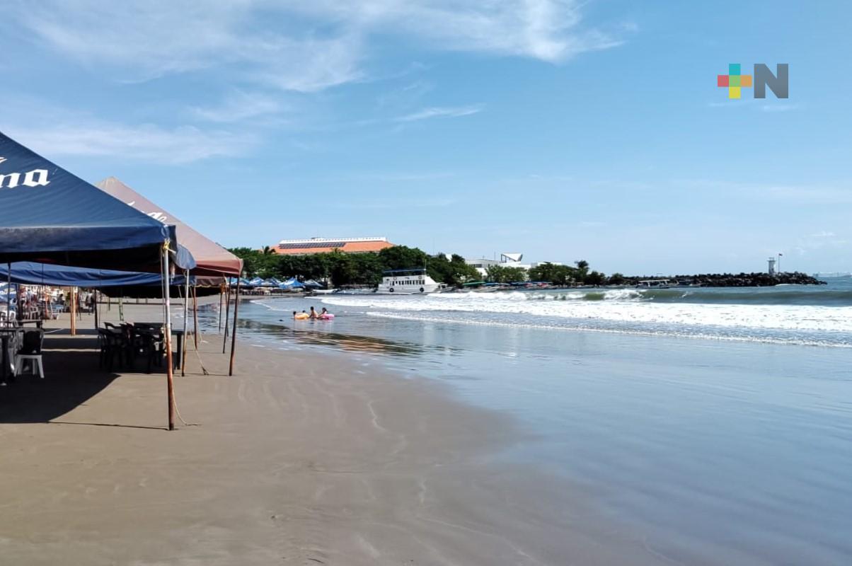 Fuerte marejada afecta actividad turística en playa Villa del Mar de Veracruz