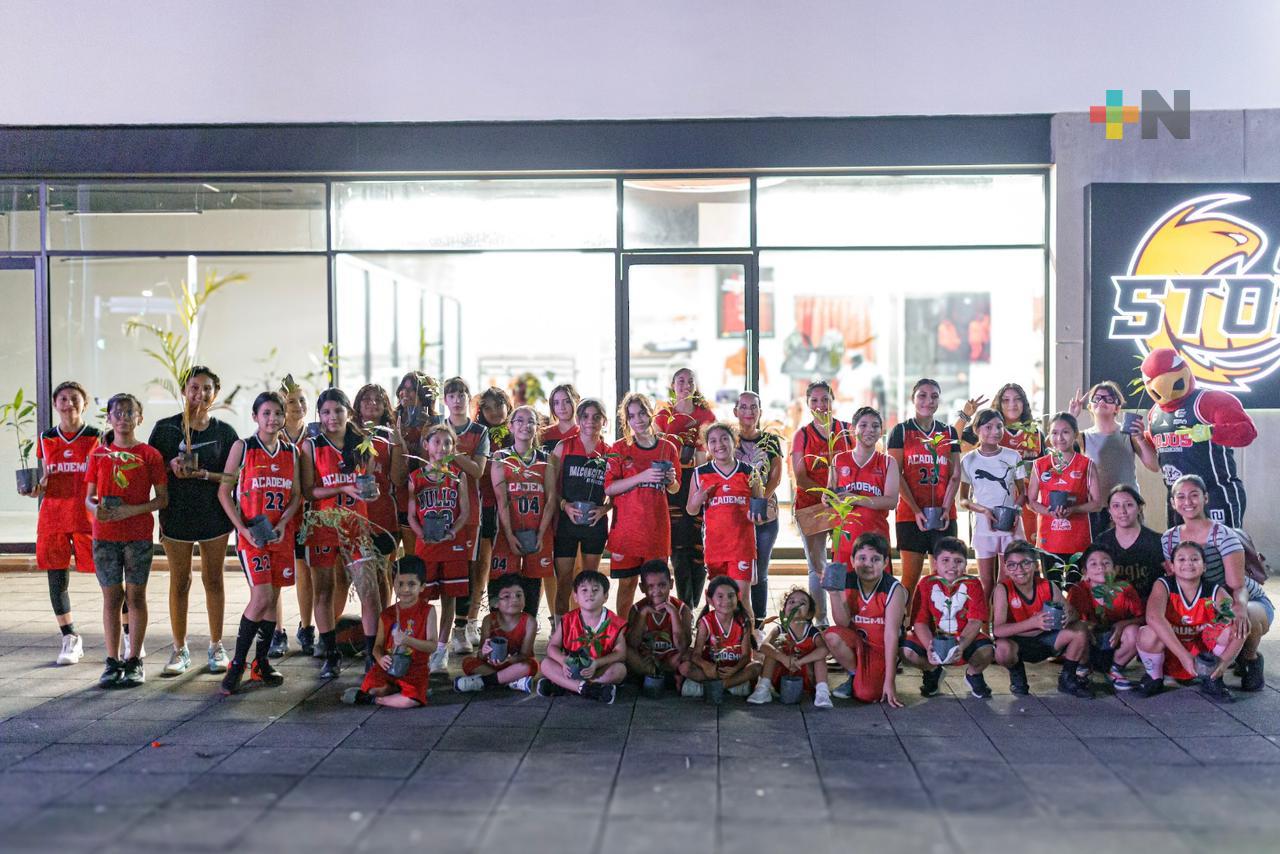 La Academia Halcones Rojos planta futuro con 200 árboles