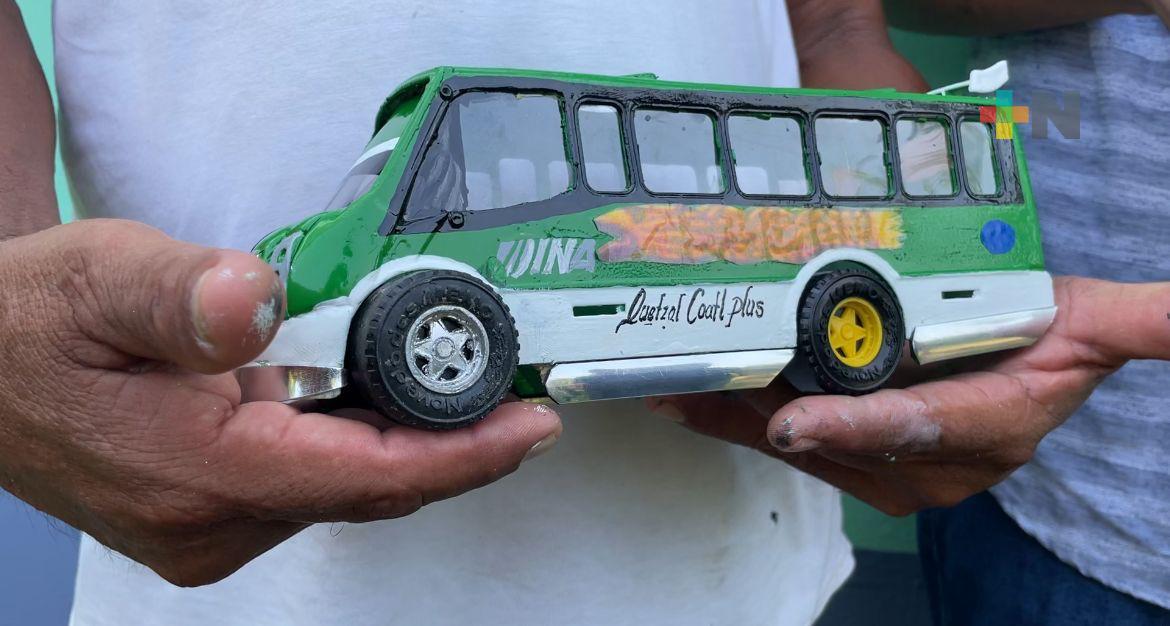 Joven artesano hace fieles réplicas miniatura de autobuses urbanos