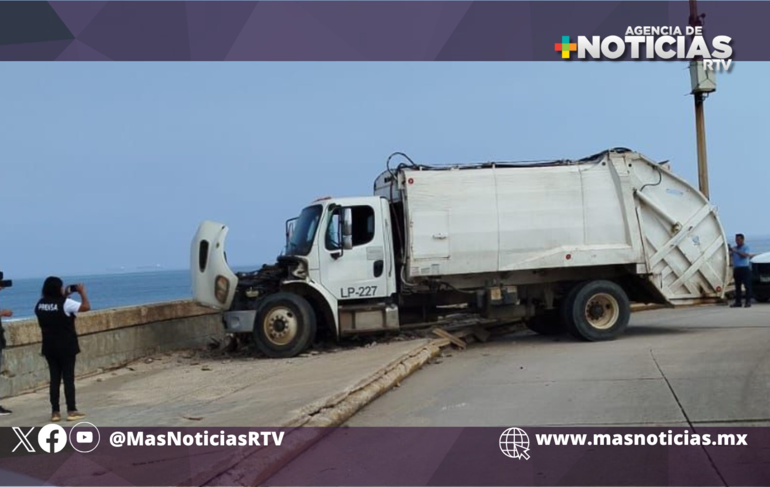 En Coatza, camión de basura se quedó sin frenos y se estrelló con un poste