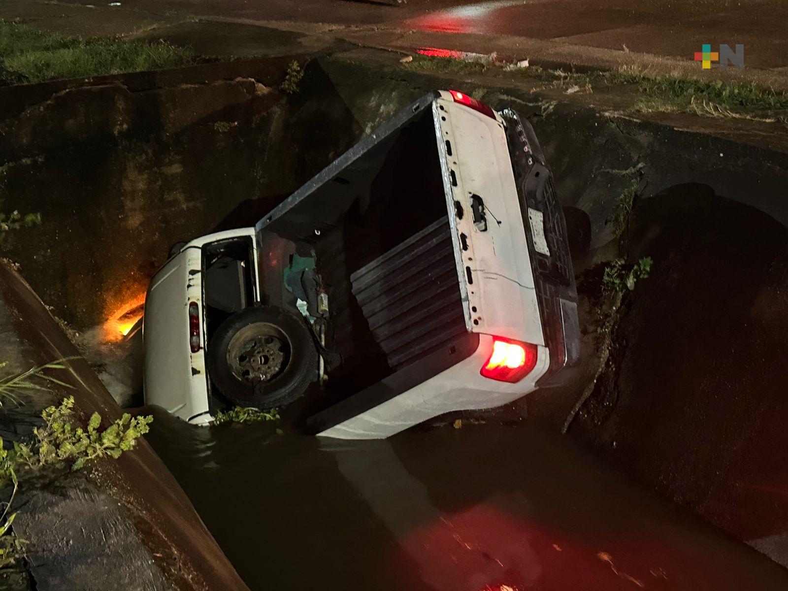 Fuerte lluvia en Coatza provoca caída de camioneta de Pemex a un canal; no hubo lesionados