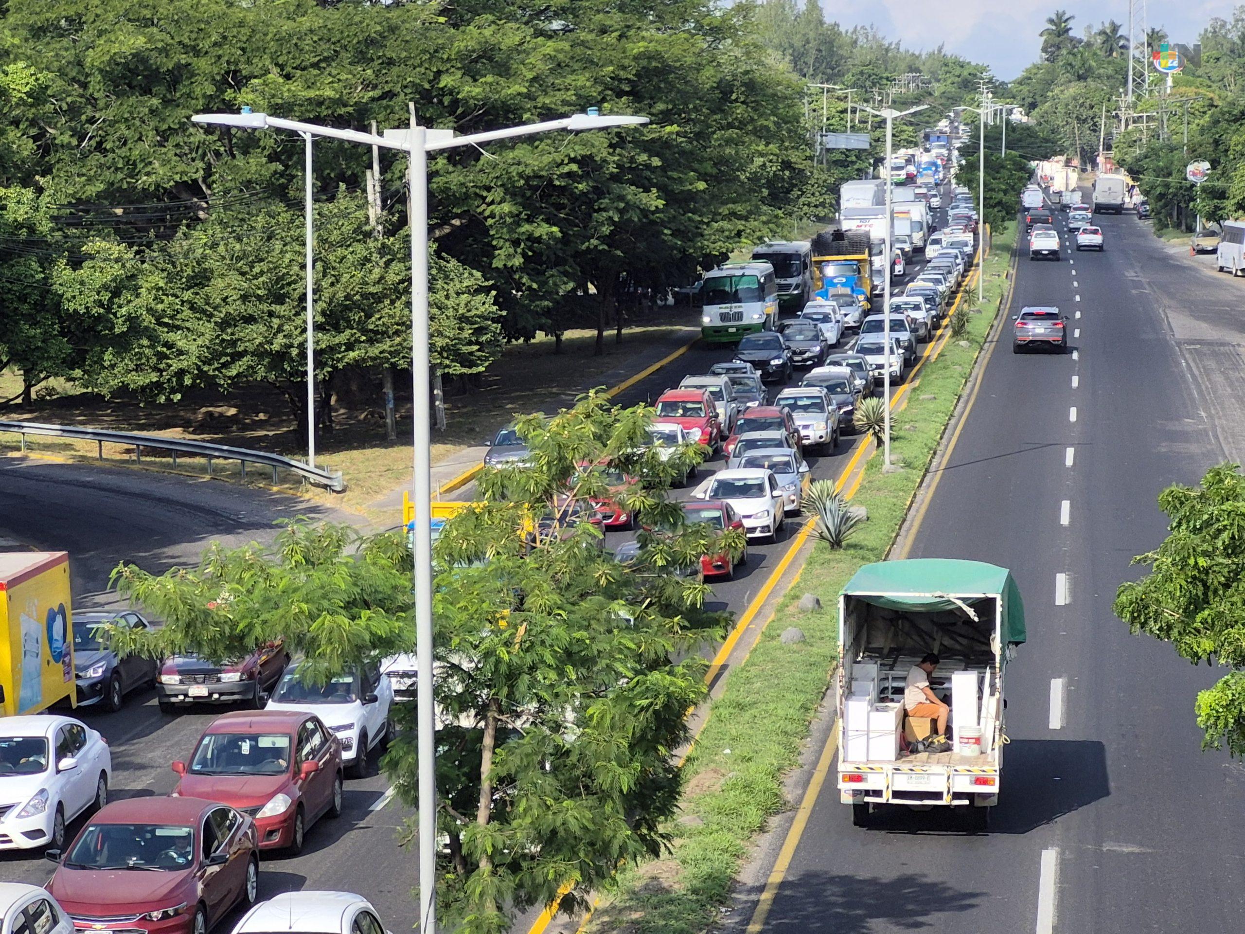 Tres accidentes viales ocasionan caos es la carretera Veracruz-Xalapa