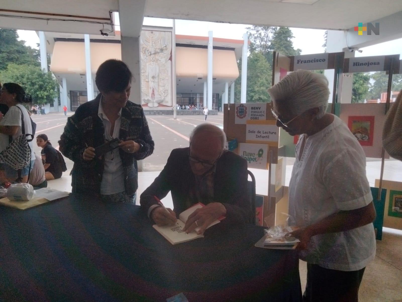 Francisco Hinojosa convivió con sus lectores durante Feria Xalapeña del Libro