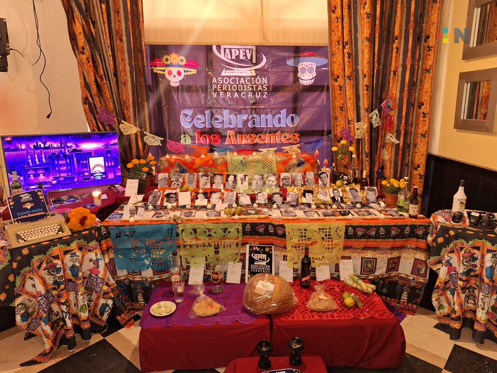 Inauguran altar de muertos en recuerdo de los periodistas