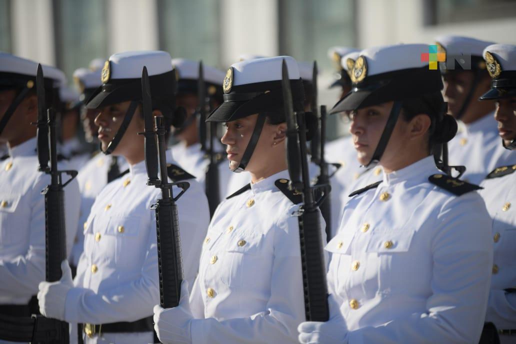 Armada contribuye al desarrollo de Mexico y apoya a la población cuando más lo necesita