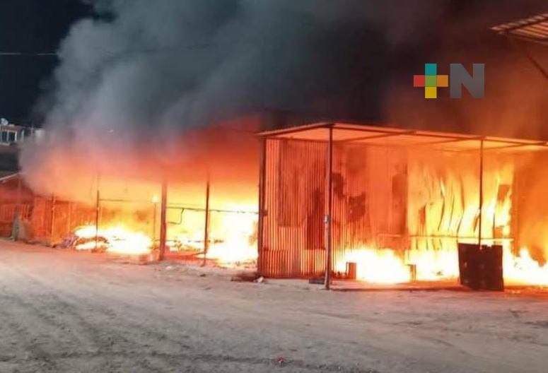 Incendio consume locales en central de abastos de Minatitlán