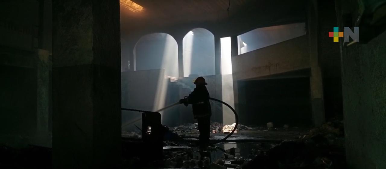 PC de Coatza atiende incendio por quema de basura en inmueble abandonado