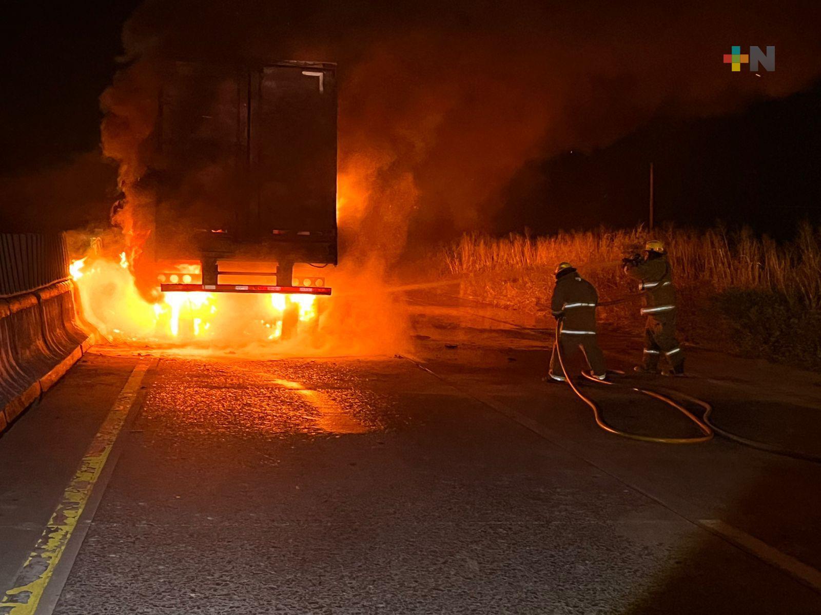 Aparatoso incendio de tractocamión que trasladaba cloro en autopista de Mina