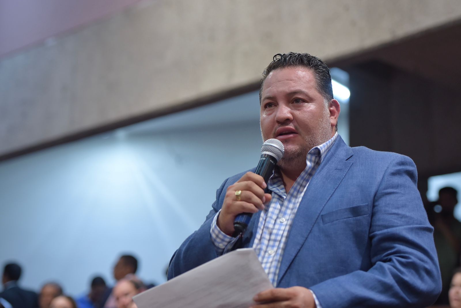 Diputado Luis Vicente Aguilar niega maniobrar para hacer candidata a su esposa en Alto Lucero
