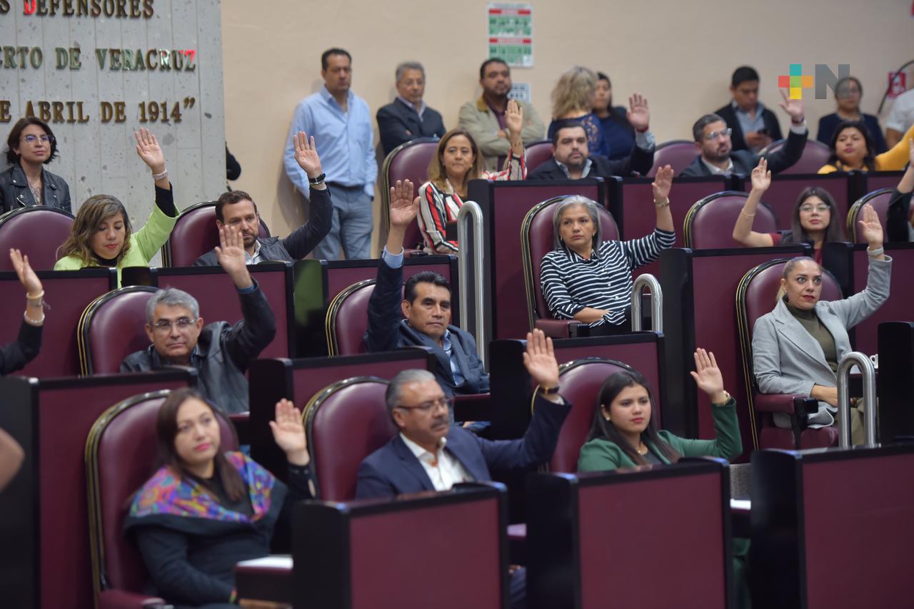 Da Congreso local autorización para que tres personas asuman cargos públicos