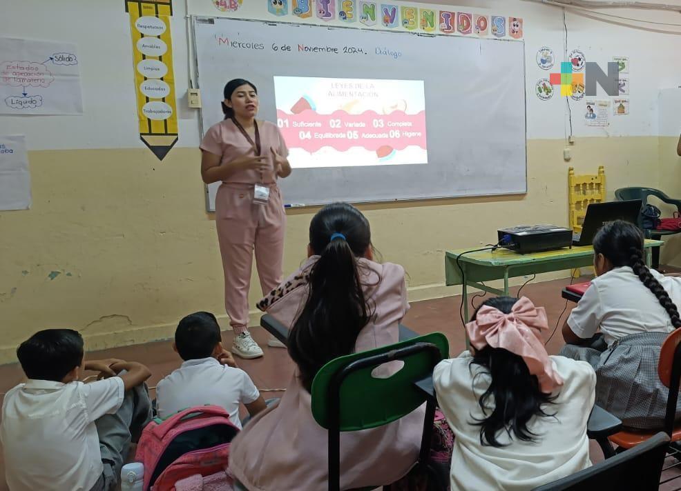 Autoridades municipales imparten pláticas de prevención a jóvenes en Coatza