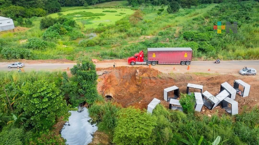 SICT repara socavón en carretera de Acayucan dañada por lluvias