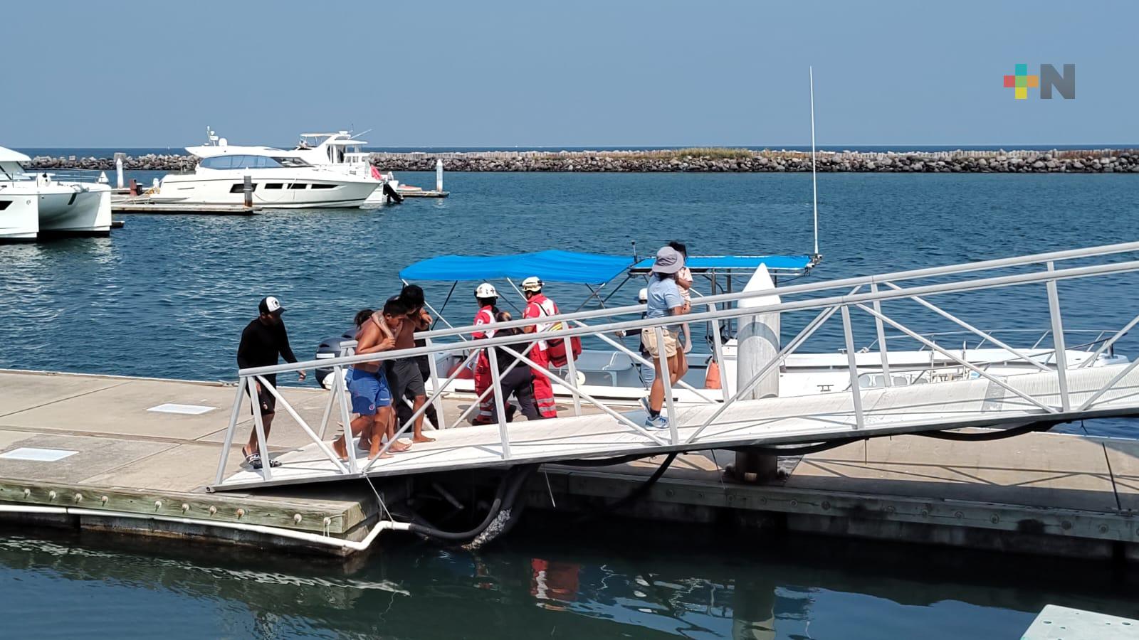 Rescatan a cinco personas frente a costas del puerto de Veracruz; vuelcan sus kayaks