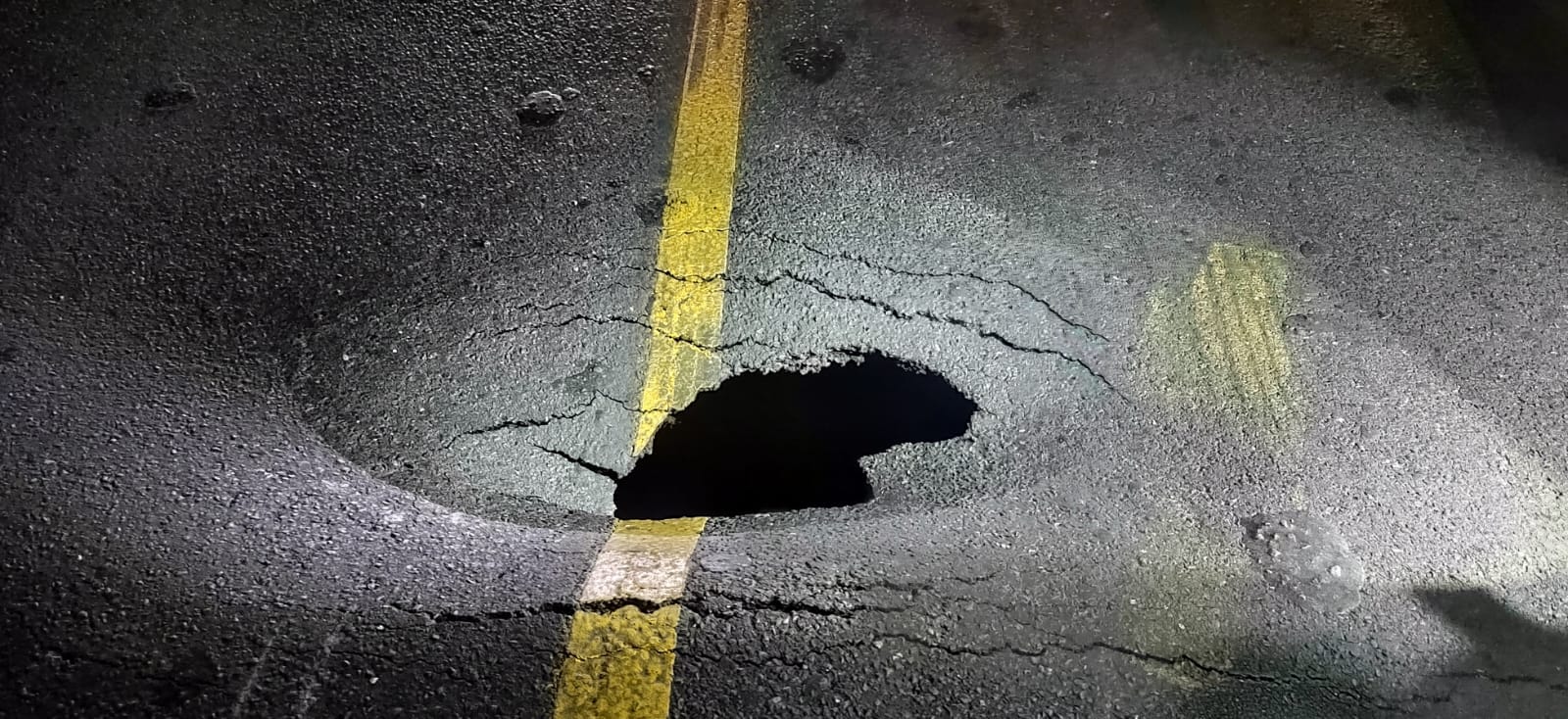 Se abre circulación en carretera 180 que conduce a Laguna Verde; socavón reparado