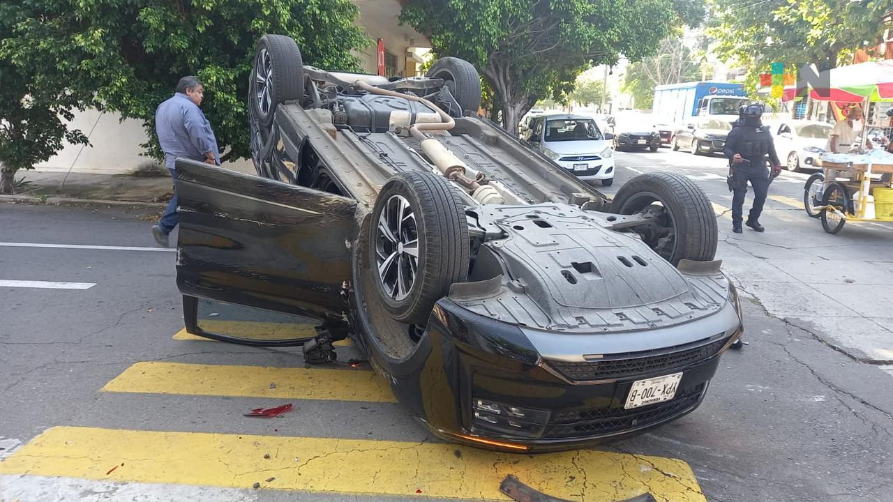 Vuelca automóvil en Veracruz puerto