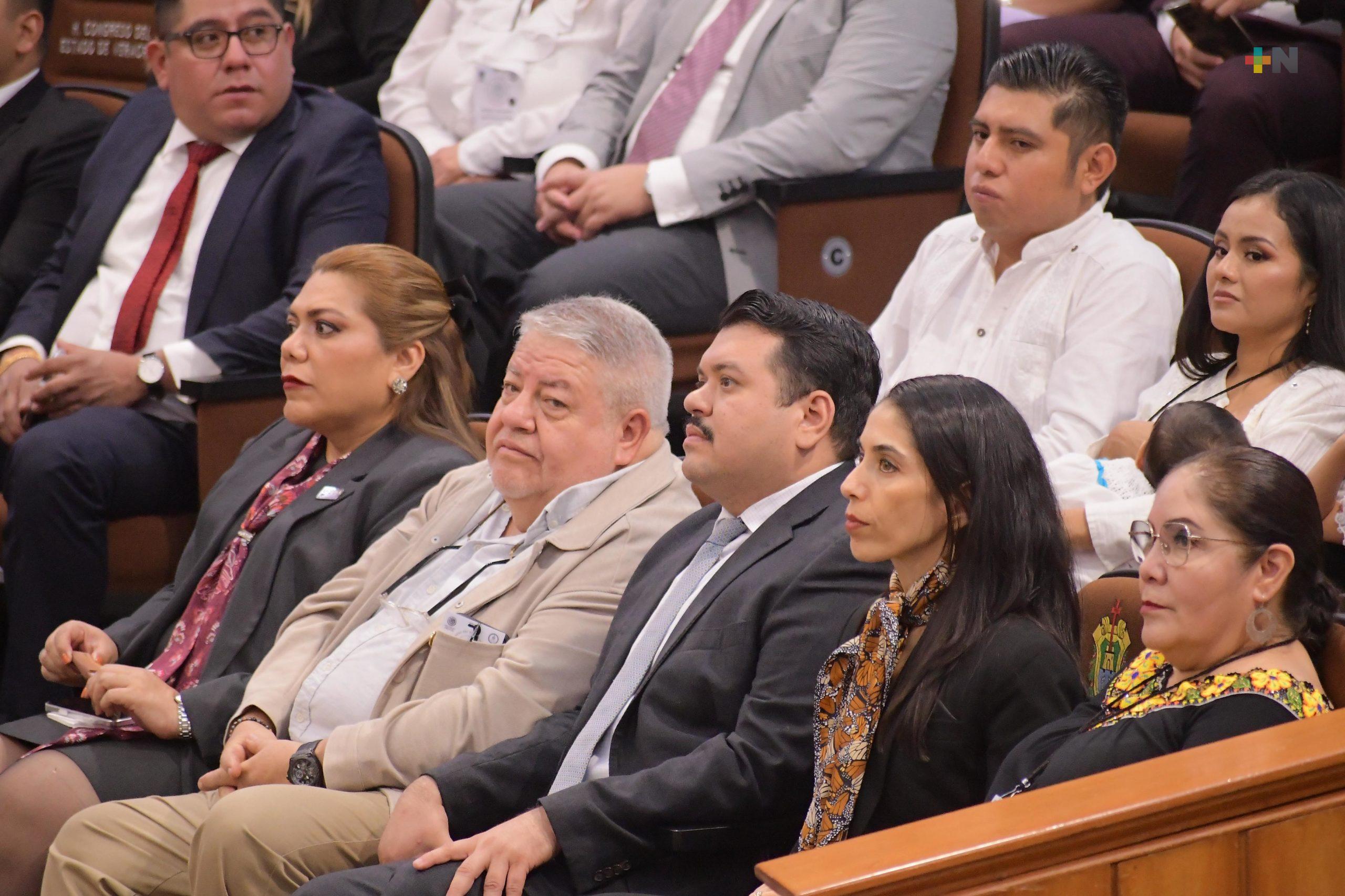 Fiscal general asiste a la sesión de instalación de la LXVII Legislatura