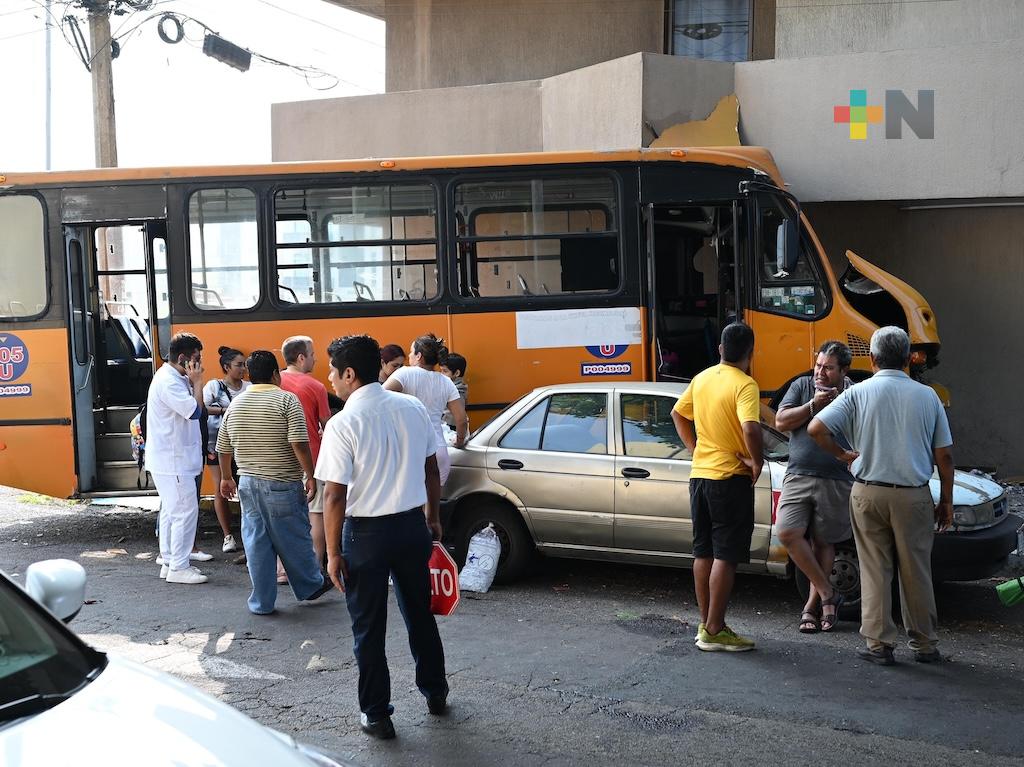 Percance entre camión y vehículo en fraccionamiento Reforma deja doce heridos