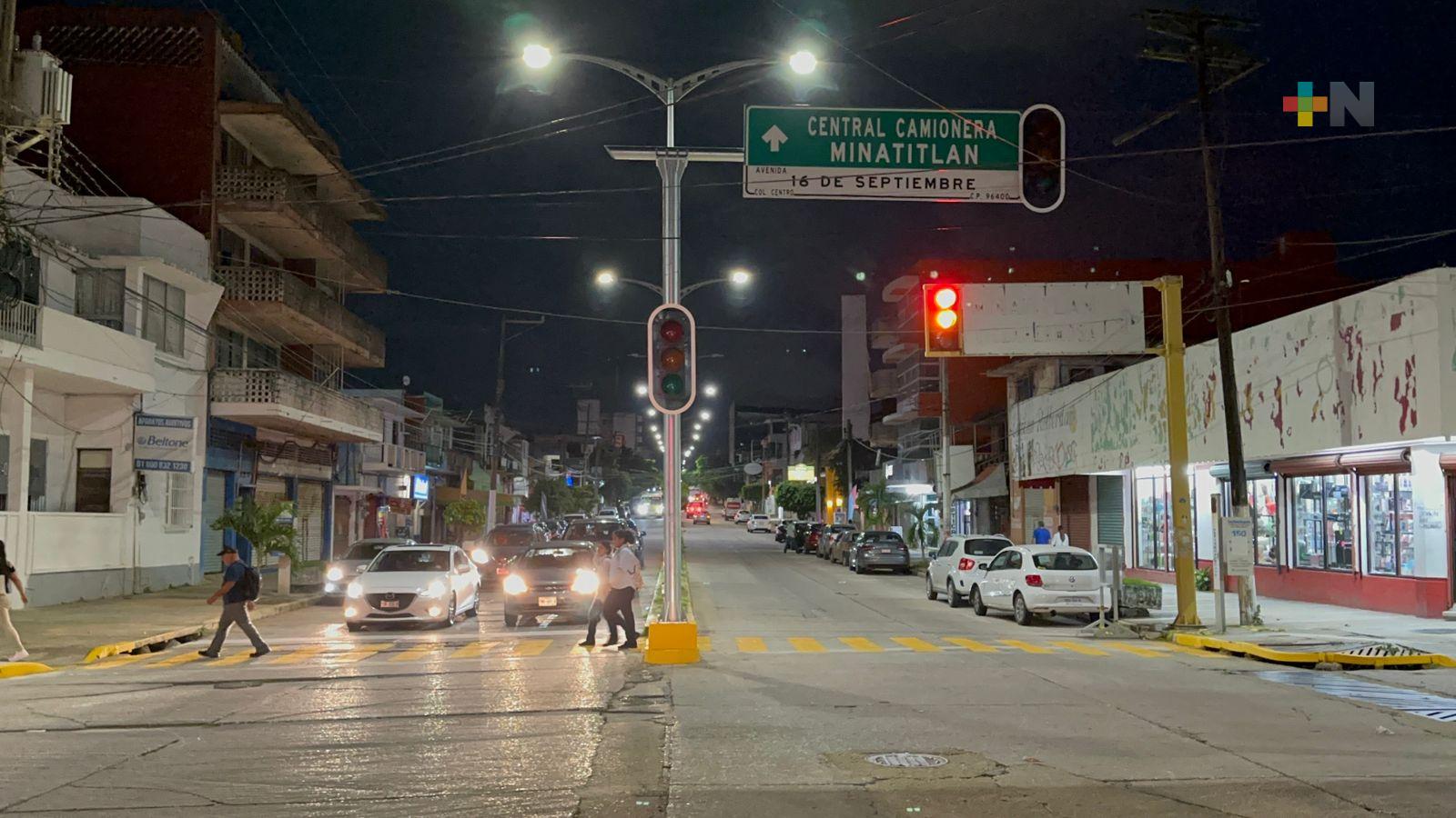 Inicia colocación de nuevos semáforos en Coatza