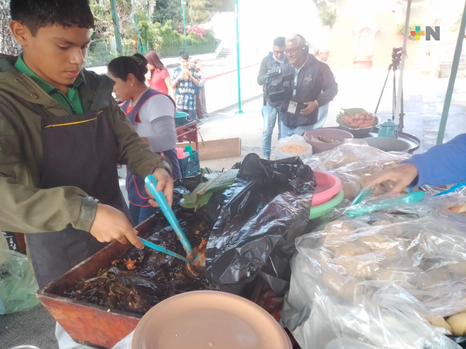 Exquisitos olores y sabores deleitaron a los asistentes al Festival Huasteco, en Xalapa