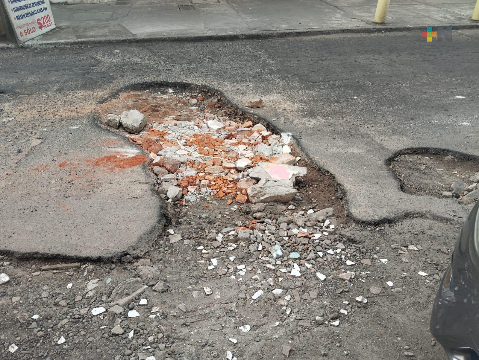 Vecinos reportan malas condiciones en calles del Centro Histórico del puerto
