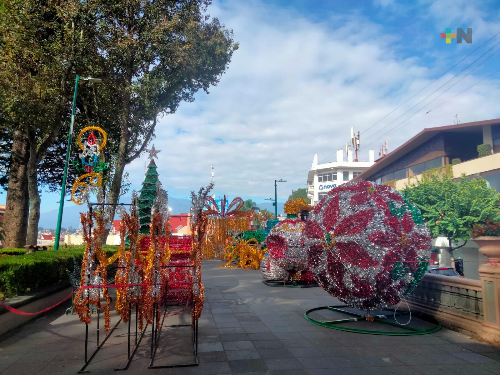 Parque Juárez de Xalapa luce decoración navideña que disfrutan visitantes y locales